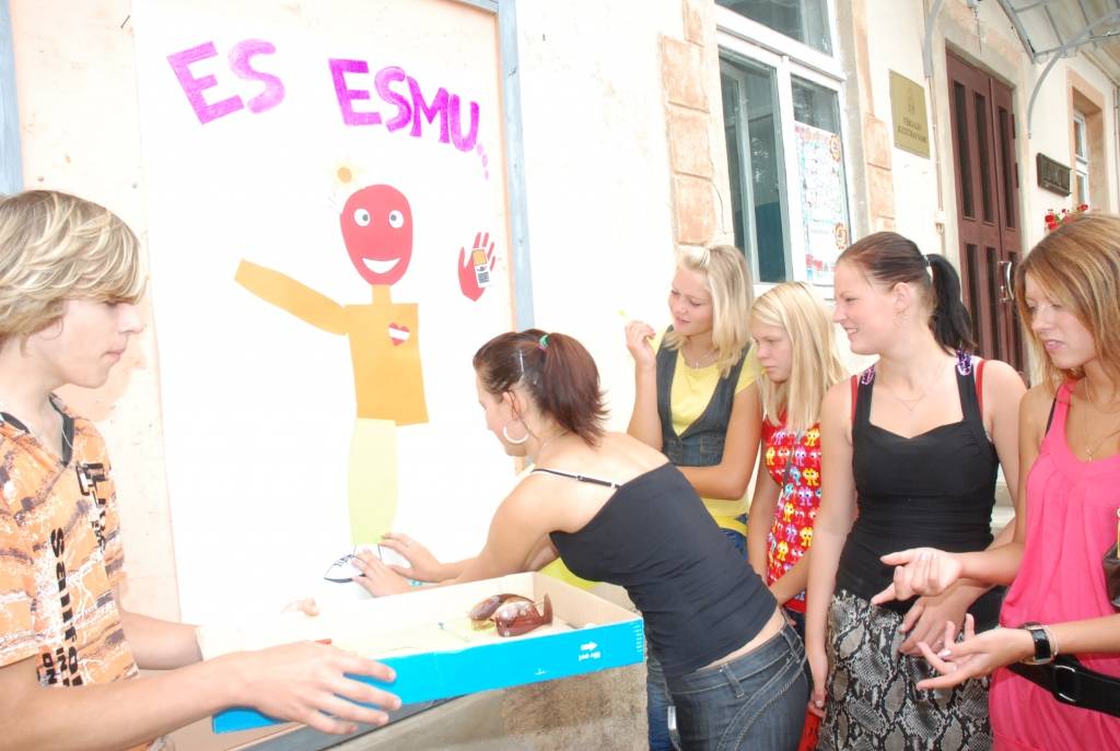Ar plašu trīs dienu programmu nedēļas nogalē sevi pieteica Vērgales pagasta svētki. Vērgalnieki tos ar mīlestību bija radījuši paši sev un viens otram. Plašāk par svētkiem un tajos piedzīvoto lasiet rītdienas, 24.augusta, "Kursas Laikā"!
Autors: "Rekurzeme", portāls
