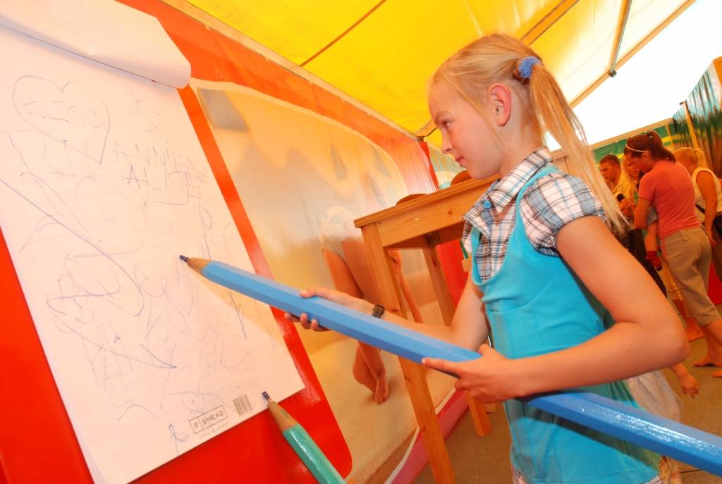 No šodienas, 21. augusta, līdz svētdienai, 23. augustam, Liepājā skvēriņā iepretim tirdzniecības centram "Ostmala" ikviens interesents var ielūkoties "Pampers" mājā. Mazuļu Attīstības akadēmija ikvienam sniedz iespēju iepazīt pasauli bērna...
Autors: "Rekurzeme", portāls