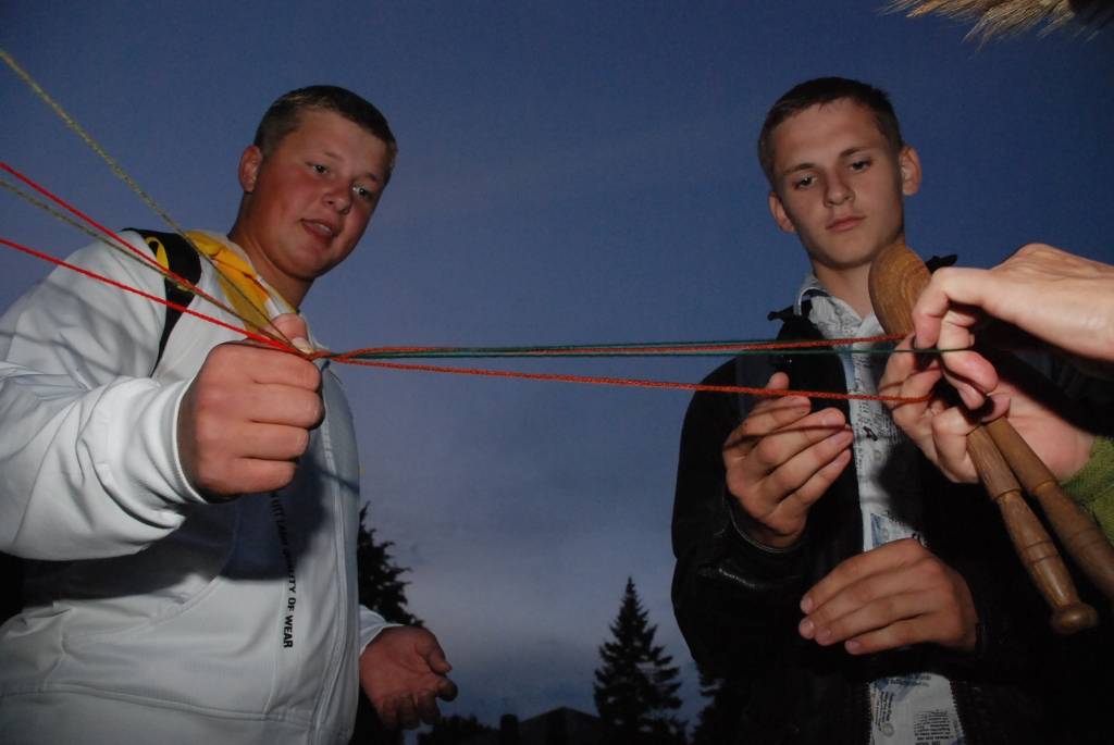 Tadaiķu kultūras nams sestdien, 15. augustā, pulcēja precētos pārus, viņu bērnus, radus un draugus. “Kāzu valsis” skanēja, neskatoties uz to, cik ilgi kopā nodzīvots. 