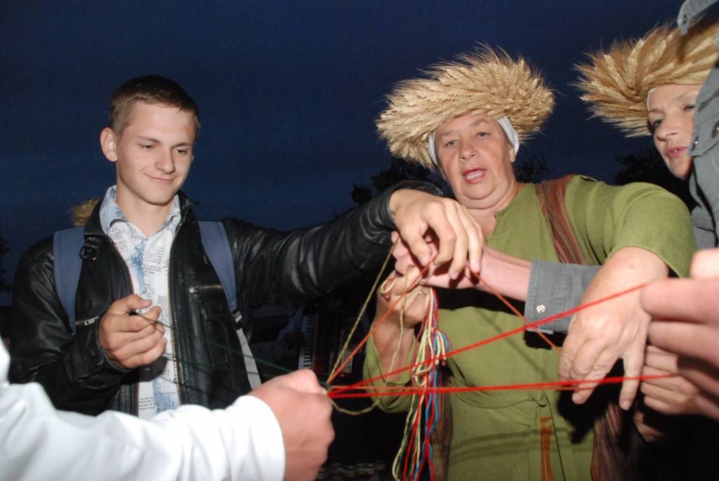 Tadaiķu kultūras nams sestdien, 15. augustā, pulcēja precētos pārus, viņu bērnus, radus un draugus. “Kāzu valsis” skanēja, neskatoties uz to, cik ilgi kopā nodzīvots. 