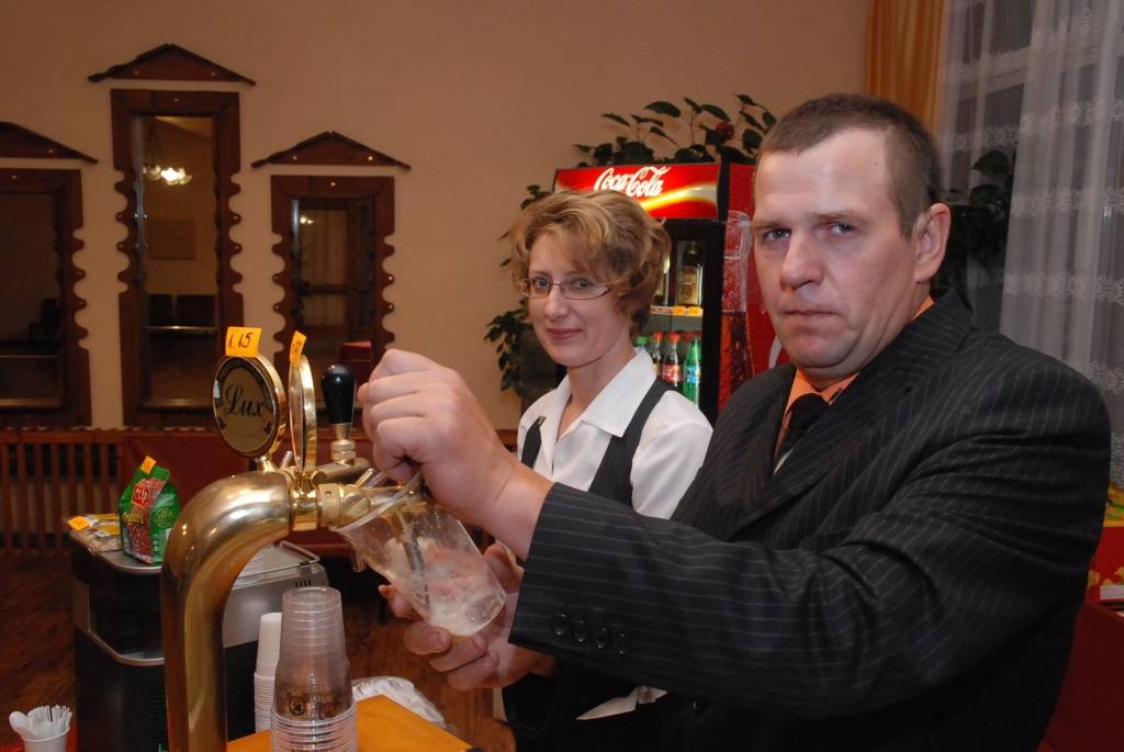 Tadaiķu kultūras nams sestdien, 15. augustā, pulcēja precētos pārus, viņu bērnus, radus un draugus. “Kāzu valsis” skanēja, neskatoties uz to, cik ilgi kopā nodzīvots. 
