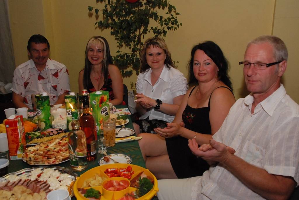 Tadaiķu kultūras nams sestdien, 15. augustā, pulcēja precētos pārus, viņu bērnus, radus un draugus. “Kāzu valsis” skanēja, neskatoties uz to, cik ilgi kopā nodzīvots. 