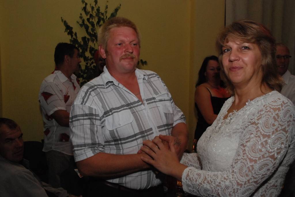 Tadaiķu kultūras nams sestdien, 15. augustā, pulcēja precētos pārus, viņu bērnus, radus un draugus. “Kāzu valsis” skanēja, neskatoties uz to, cik ilgi kopā nodzīvots. 