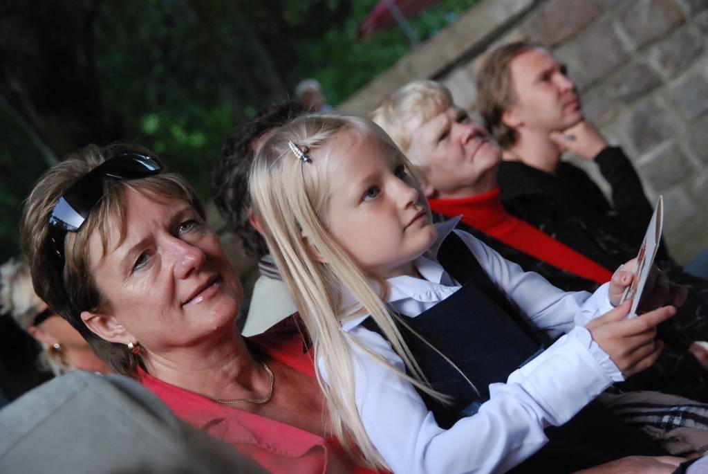 Olga Rajecka un violetais Lielvārdes koris šajā vasarā turpina koncerttūri pa visu Latviju, uzstājoties brīvdabas estrādēs un kultūras namos. Sestdien, 15. augustā, notika koncerts Liepājas koncertestrādē "Pūt, vējiņi!". Tika izdziedātas...
Autors: Uldis Dobelis
