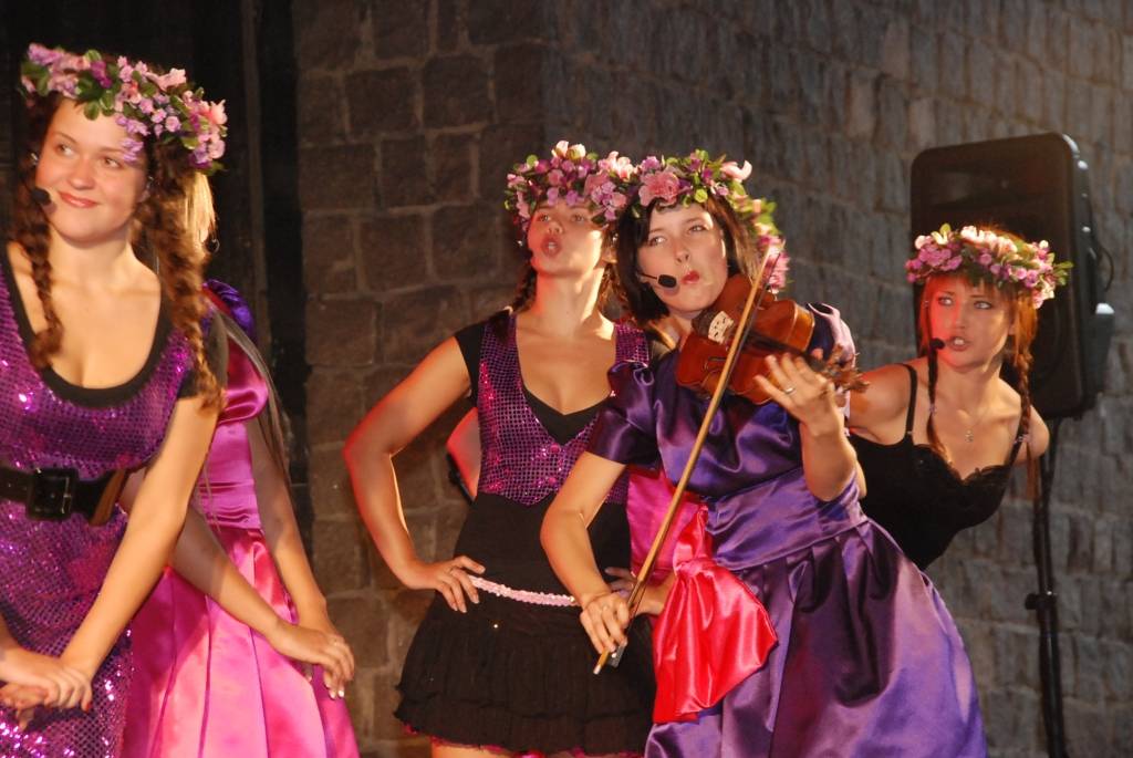 Olga Rajecka un violetais Lielvārdes koris šajā vasarā turpina koncerttūri pa visu Latviju, uzstājoties brīvdabas estrādēs un kultūras namos. Sestdien, 15. augustā, notika koncerts Liepājas koncertestrādē "Pūt, vējiņi!". Tika izdziedātas...
Autors: Uldis Dobelis