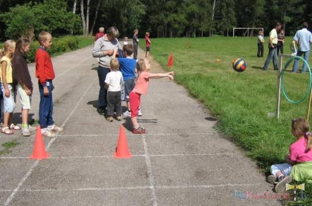 Kazdangas lielajā sporta laukumā pie pils notika sporta svētki bērniem “Mazie ņiprie 2009”, informē Kazdangas sporta metodiķis Aldis Ozols. Programmā bija 30 un 60 metru skrējiens, tāllēkšana no vietas, pildbumbas mešana, viena apļa...
Autors: Uldis Dobelis