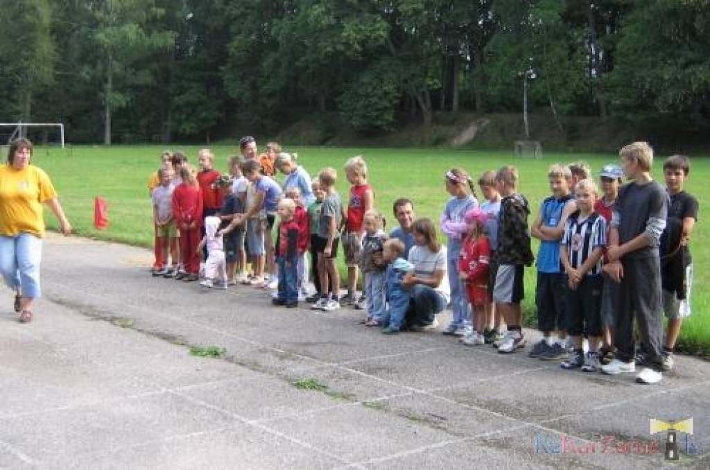 Kazdangas lielajā sporta laukumā pie pils notika sporta svētki bērniem “Mazie ņiprie 2009”, informē Kazdangas sporta metodiķis Aldis Ozols. Programmā bija 30 un 60 metru skrējiens, tāllēkšana no vietas, pildbumbas mešana, viena apļa...
Autors: Uldis Dobelis