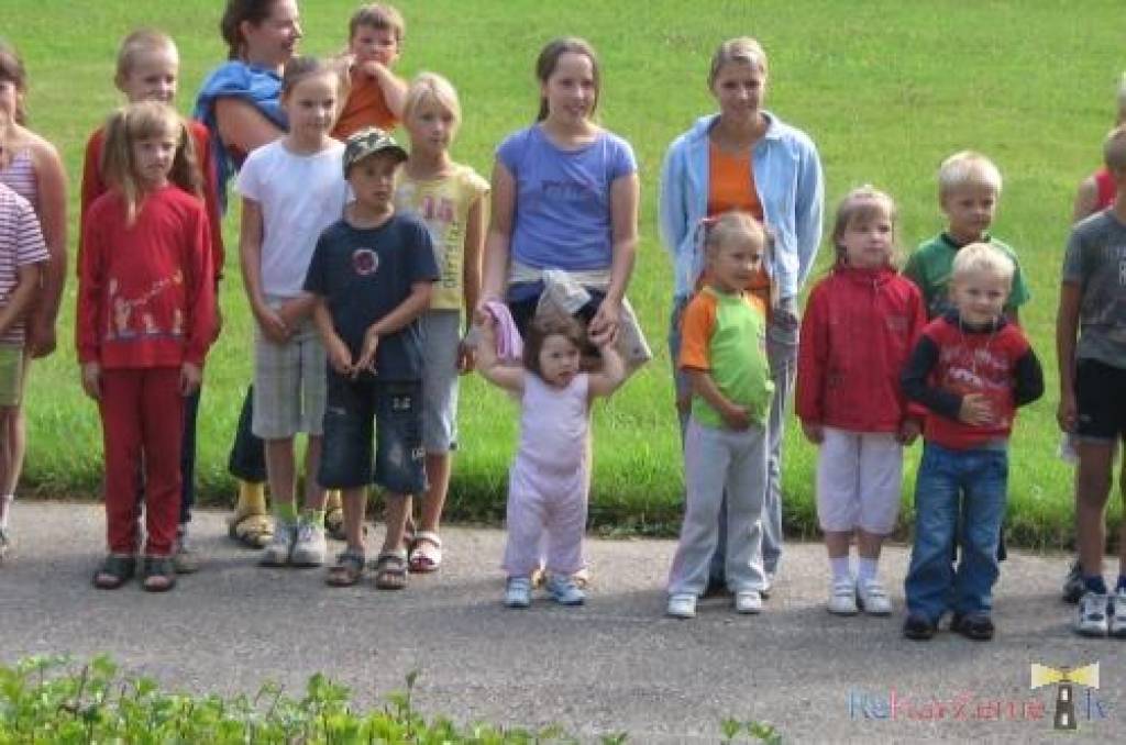 Kazdangas lielajā sporta laukumā pie pils notika sporta svētki bērniem “Mazie ņiprie 2009”, informē Kazdangas sporta metodiķis Aldis Ozols. Programmā bija 30 un 60 metru skrējiens, tāllēkšana no vietas, pildbumbas mešana, viena apļa...
Autors: Uldis Dobelis