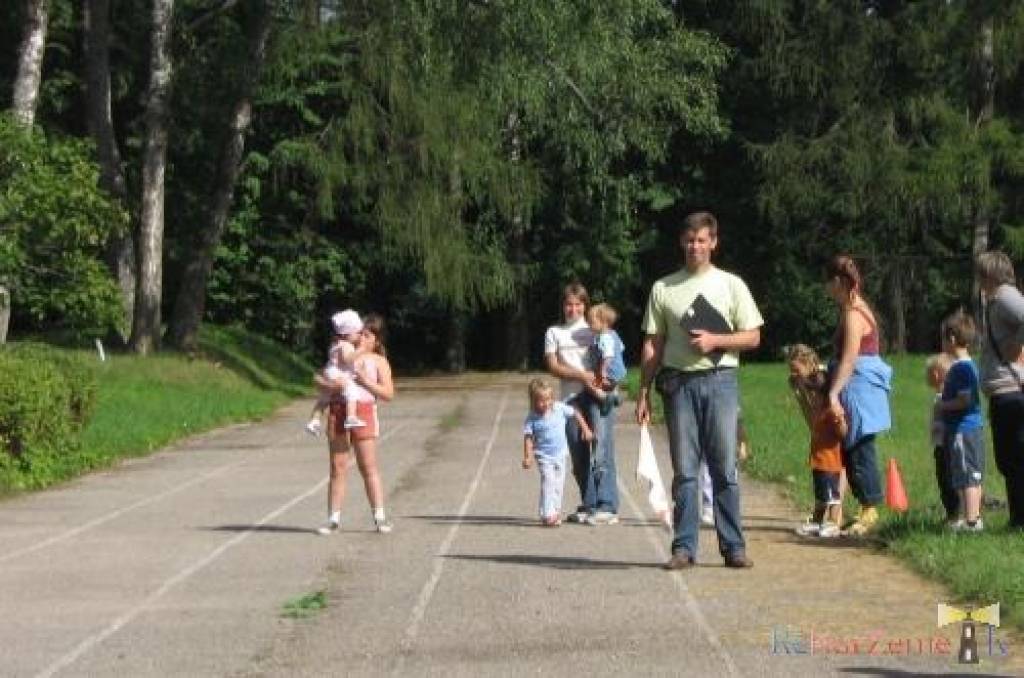 Kazdangas lielajā sporta laukumā pie pils notika sporta svētki bērniem “Mazie ņiprie 2009”, informē Kazdangas sporta metodiķis Aldis Ozols. Programmā bija 30 un 60 metru skrējiens, tāllēkšana no vietas, pildbumbas mešana, viena apļa...
Autors: Uldis Dobelis