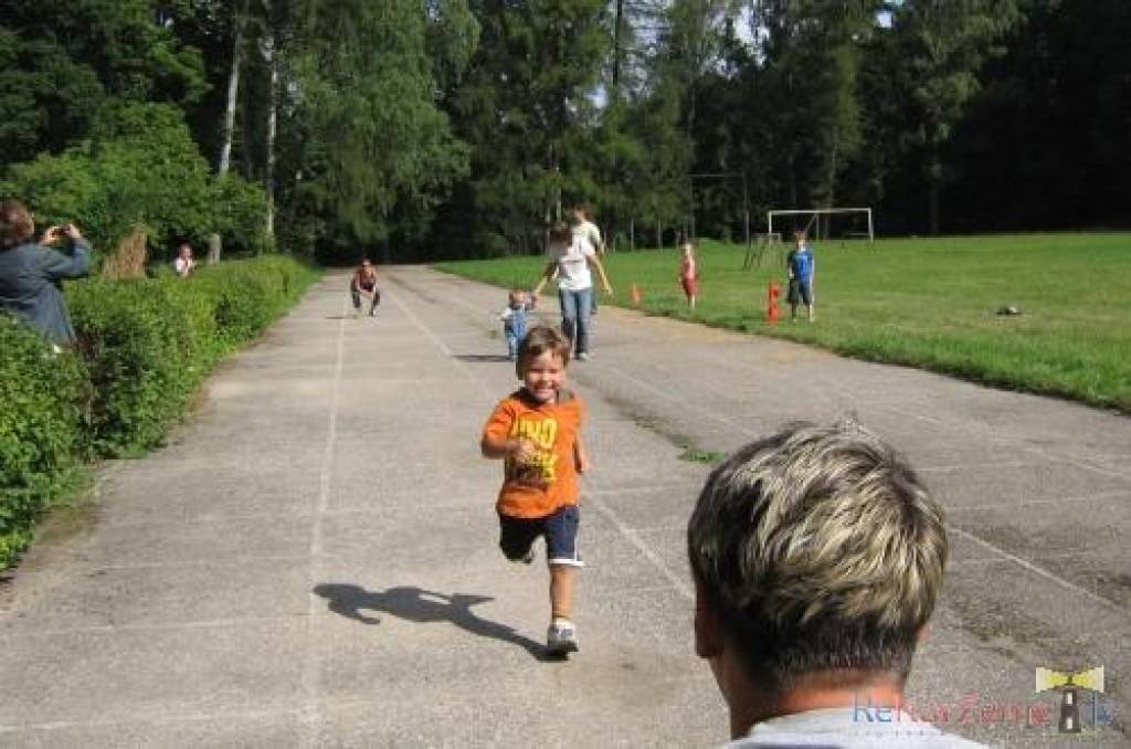 Kazdangas lielajā sporta laukumā pie pils notika sporta svētki bērniem “Mazie ņiprie 2009”, informē Kazdangas sporta metodiķis Aldis Ozols. Programmā bija 30 un 60 metru skrējiens, tāllēkšana no vietas, pildbumbas mešana, viena apļa...
Autors: Uldis Dobelis