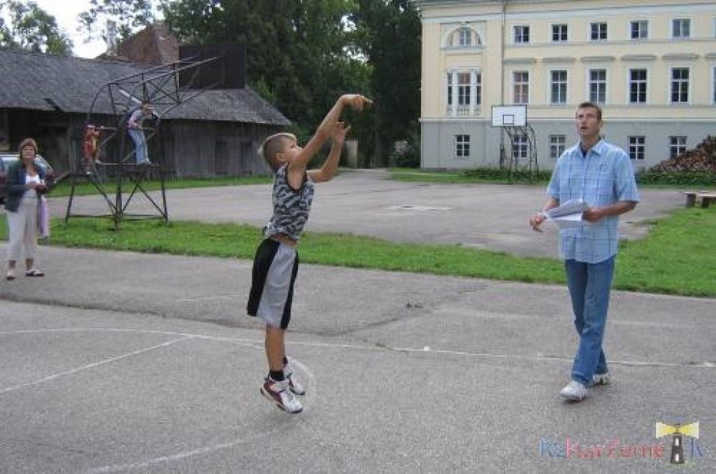 Kazdangas lielajā sporta laukumā pie pils notika sporta svētki bērniem “Mazie ņiprie 2009”, informē Kazdangas sporta metodiķis Aldis Ozols. Programmā bija 30 un 60 metru skrējiens, tāllēkšana no vietas, pildbumbas mešana, viena apļa...
Autors: Uldis Dobelis
