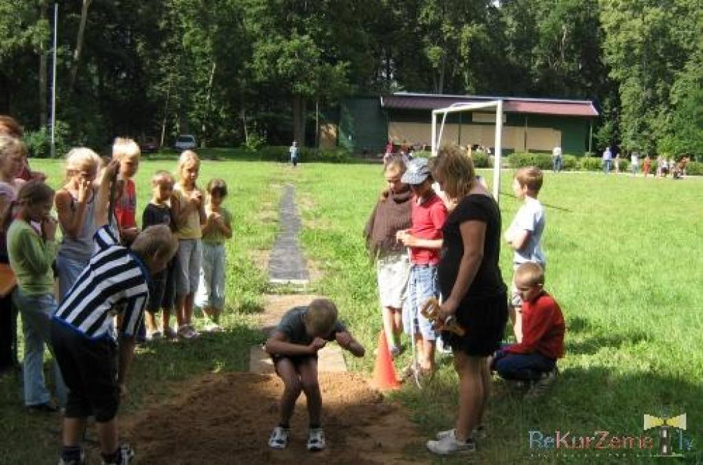 Kazdangas lielajā sporta laukumā pie pils notika sporta svētki bērniem “Mazie ņiprie 2009”, informē Kazdangas sporta metodiķis Aldis Ozols. Programmā bija 30 un 60 metru skrējiens, tāllēkšana no vietas, pildbumbas mešana, viena apļa...
Autors: Uldis Dobelis