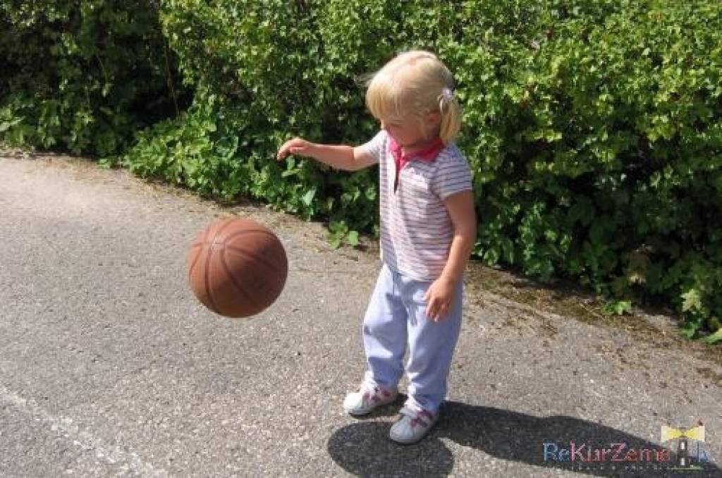 Kazdangas lielajā sporta laukumā pie pils notika sporta svētki bērniem “Mazie ņiprie 2009”, informē Kazdangas sporta metodiķis Aldis Ozols. Programmā bija 30 un 60 metru skrējiens, tāllēkšana no vietas, pildbumbas mešana, viena apļa...
Autors: Uldis Dobelis