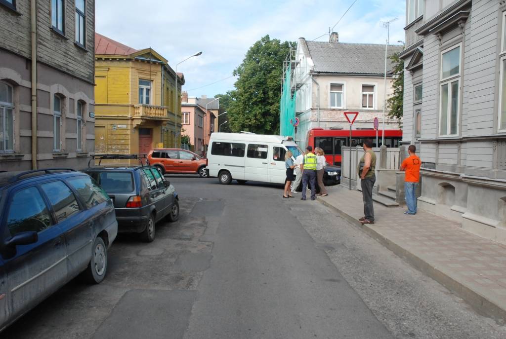 Šorīt, 5. augustā, avārija notikusi K. Ūliha un Rožu ielas krustojumā. Saskrējusies automašīna 