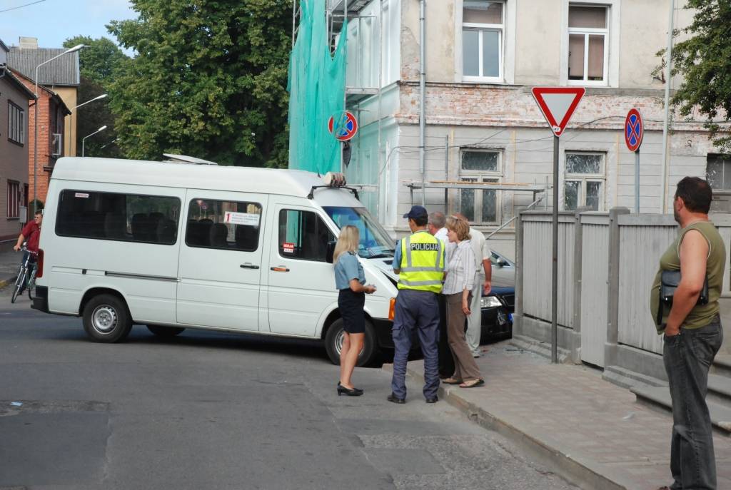Šorīt, 5. augustā, avārija notikusi K. Ūliha un Rožu ielas krustojumā. Saskrējusies automašīna "Audi" ar 1. maršruta mikroautobusu. Negadījuma vietā "Rekurzeme" uzzināja, ka 1. maršruta mikroautobuss braucis pa K. Ūliha ielu, un avārija...
Autors: "Rekurzeme", portāls