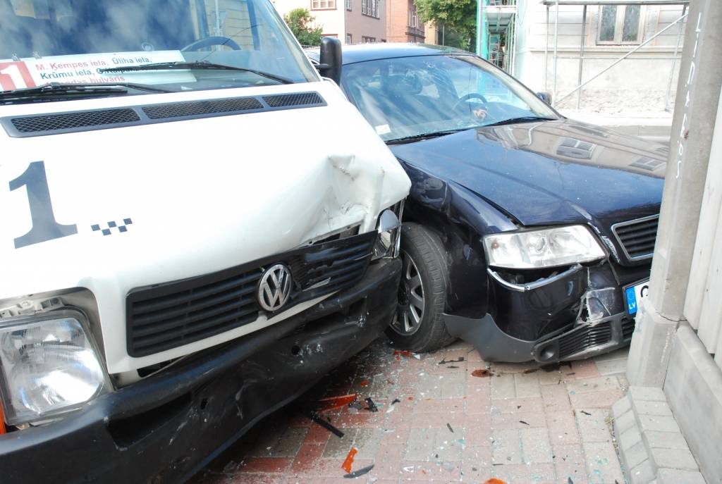 Šorīt, 5. augustā, avārija notikusi K. Ūliha un Rožu ielas krustojumā. Saskrējusies automašīna "Audi" ar 1. maršruta mikroautobusu. Negadījuma vietā "Rekurzeme" uzzināja, ka 1. maršruta mikroautobuss braucis pa K. Ūliha ielu, un avārija...
Autors: "Rekurzeme", portāls
