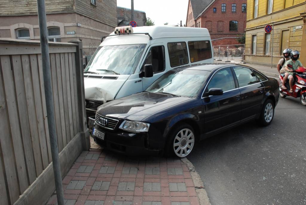 Šorīt, 5. augustā, avārija notikusi K. Ūliha un Rožu ielas krustojumā. Saskrējusies automašīna "Audi" ar 1. maršruta mikroautobusu. Negadījuma vietā "Rekurzeme" uzzināja, ka 1. maršruta mikroautobuss braucis pa K. Ūliha ielu, un avārija...
Autors: "Rekurzeme", portāls