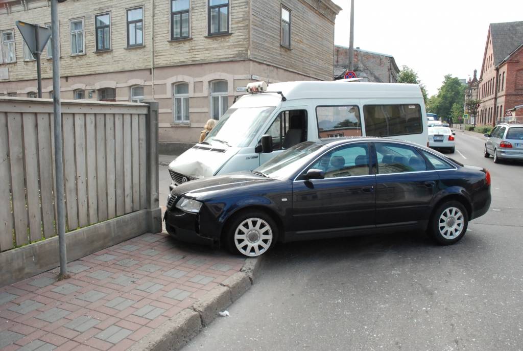 Šorīt, 5. augustā, avārija notikusi K. Ūliha un Rožu ielas krustojumā. Saskrējusies automašīna "Audi" ar 1. maršruta mikroautobusu. Negadījuma vietā "Rekurzeme" uzzināja, ka 1. maršruta mikroautobuss braucis pa K. Ūliha ielu, un avārija...
Autors: "Rekurzeme", portāls