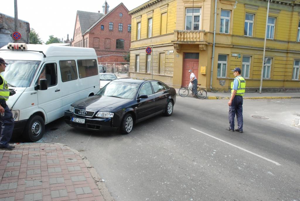 Šorīt, 5. augustā, avārija notikusi K. Ūliha un Rožu ielas krustojumā. Saskrējusies automašīna "Audi" ar 1. maršruta mikroautobusu. Negadījuma vietā "Rekurzeme" uzzināja, ka 1. maršruta mikroautobuss braucis pa K. Ūliha ielu, un avārija...
Autors: "Rekurzeme", portāls
