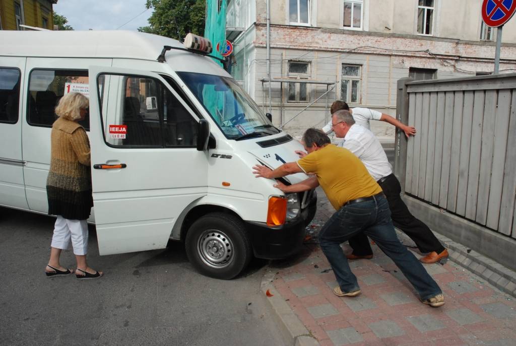 Šorīt, 5. augustā, avārija notikusi K. Ūliha un Rožu ielas krustojumā. Saskrējusies automašīna "Audi" ar 1. maršruta mikroautobusu. Negadījuma vietā "Rekurzeme" uzzināja, ka 1. maršruta mikroautobuss braucis pa K. Ūliha ielu, un avārija...
Autors: "Rekurzeme", portāls