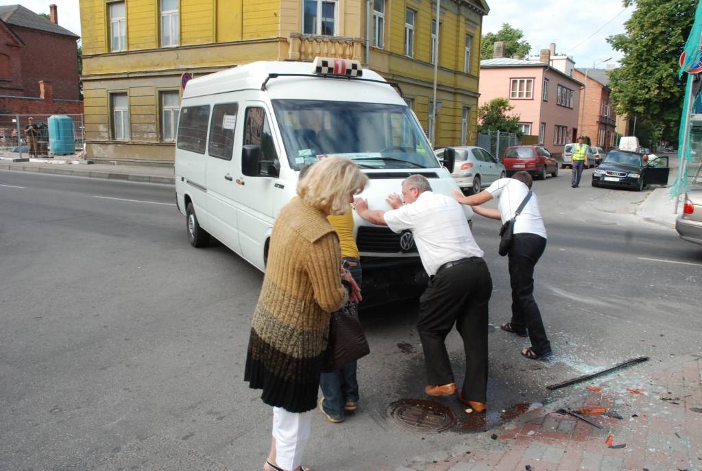 Šorīt, 5. augustā, avārija notikusi K. Ūliha un Rožu ielas krustojumā. Saskrējusies automašīna "Audi" ar 1. maršruta mikroautobusu. Negadījuma vietā "Rekurzeme" uzzināja, ka 1. maršruta mikroautobuss braucis pa K. Ūliha ielu, un avārija...
Autors: "Rekurzeme", portāls
