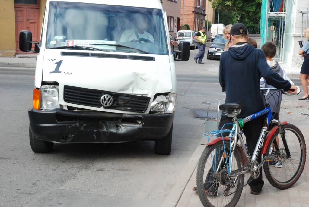 Šorīt, 5. augustā, avārija notikusi K. Ūliha un Rožu ielas krustojumā. Saskrējusies automašīna "Audi" ar 1. maršruta mikroautobusu. Negadījuma vietā "Rekurzeme" uzzināja, ka 1. maršruta mikroautobuss braucis pa K. Ūliha ielu, un avārija...
Autors: "Rekurzeme", portāls