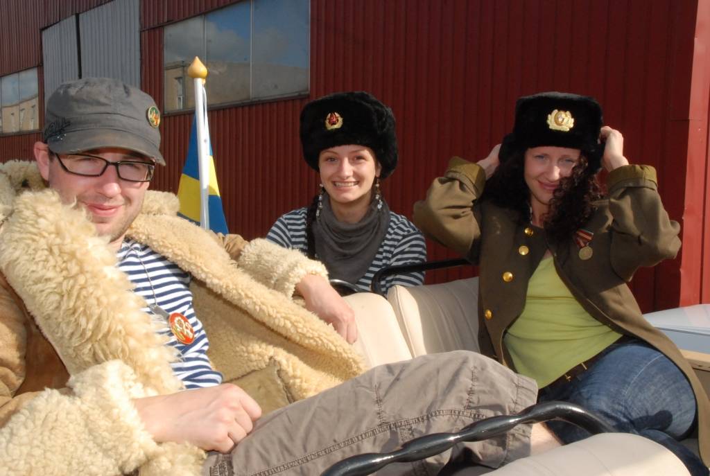 Policijas goda eskorta vadīti sestdien pār Tramvaja tiltu Vecliepājā iebrauca XII starptautiskā seno spēkratu salidojuma “Retro Liepāja 2009” dalībnieki. Promenādē pie Loču torņa parādi pieņēma tās organizators Alberts Altens.
Notika auto...
Autors: Sarmīte Štrausa
