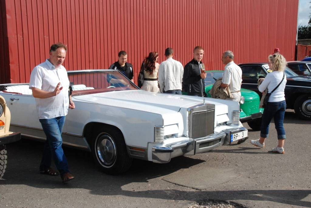Policijas goda eskorta vadīti sestdien pār Tramvaja tiltu Vecliepājā iebrauca XII starptautiskā seno spēkratu salidojuma “Retro Liepāja 2009” dalībnieki. Promenādē pie Loču torņa parādi pieņēma tās organizators Alberts Altens.
Notika auto...
Autors: Sarmīte Štrausa