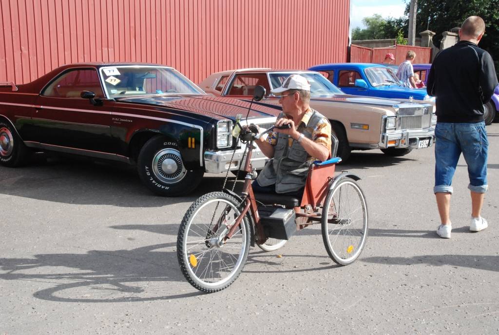 Policijas goda eskorta vadīti sestdien pār Tramvaja tiltu Vecliepājā iebrauca XII starptautiskā seno spēkratu salidojuma “Retro Liepāja 2009” dalībnieki. Promenādē pie Loču torņa parādi pieņēma tās organizators Alberts Altens.
Notika auto...
Autors: Sarmīte Štrausa