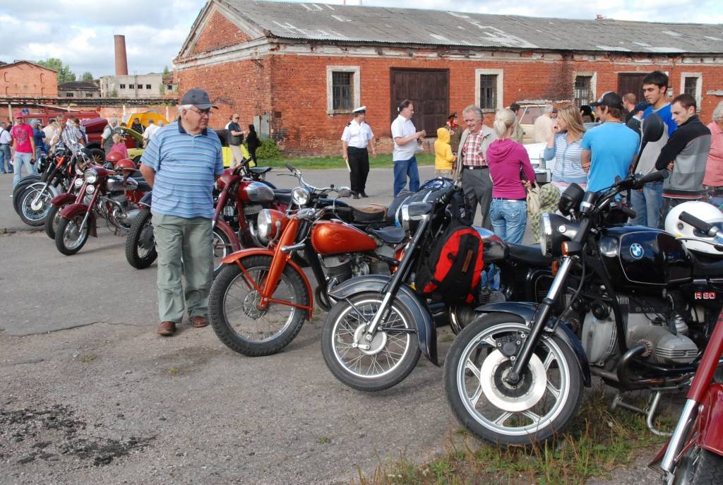 Policijas goda eskorta vadīti sestdien pār Tramvaja tiltu Vecliepājā iebrauca XII starptautiskā seno spēkratu salidojuma “Retro Liepāja 2009” dalībnieki. Promenādē pie Loču torņa parādi pieņēma tās organizators Alberts Altens.
Notika auto...
Autors: Sarmīte Štrausa