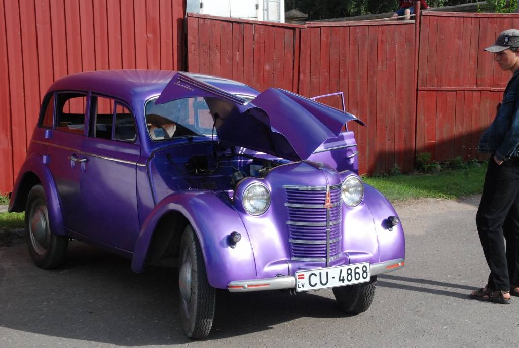 Policijas goda eskorta vadīti sestdien pār Tramvaja tiltu Vecliepājā iebrauca XII starptautiskā seno spēkratu salidojuma “Retro Liepāja 2009” dalībnieki. Promenādē pie Loču torņa parādi pieņēma tās organizators Alberts Altens.
Notika auto...
Autors: Sarmīte Štrausa
