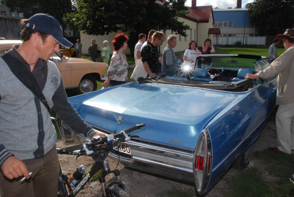 Policijas goda eskorta vadīti sestdien pār Tramvaja tiltu Vecliepājā iebrauca XII starptautiskā seno spēkratu salidojuma “Retro Liepāja 2009” dalībnieki. Promenādē pie Loču torņa parādi pieņēma tās organizators Alberts Altens.
Notika auto...
Autors: Sarmīte Štrausa
