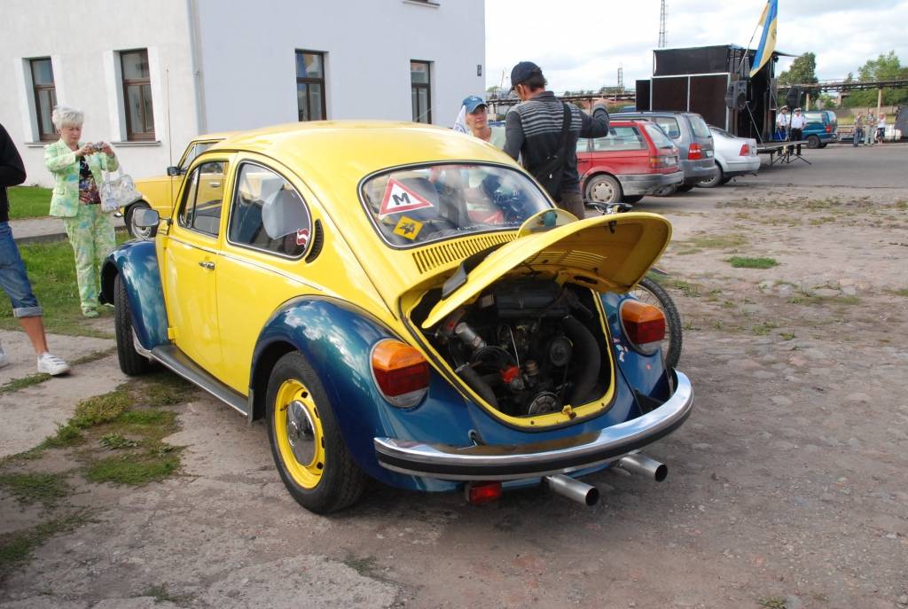 Policijas goda eskorta vadīti sestdien pār Tramvaja tiltu Vecliepājā iebrauca XII starptautiskā seno spēkratu salidojuma “Retro Liepāja 2009” dalībnieki. Promenādē pie Loču torņa parādi pieņēma tās organizators Alberts Altens.
Notika auto...
Autors: Sarmīte Štrausa