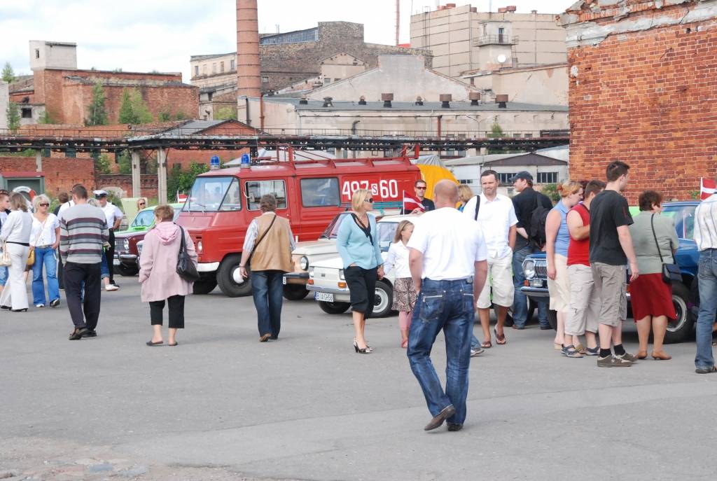 Policijas goda eskorta vadīti sestdien pār Tramvaja tiltu Vecliepājā iebrauca XII starptautiskā seno spēkratu salidojuma “Retro Liepāja 2009” dalībnieki. Promenādē pie Loču torņa parādi pieņēma tās organizators Alberts Altens.
Notika auto...
Autors: Sarmīte Štrausa