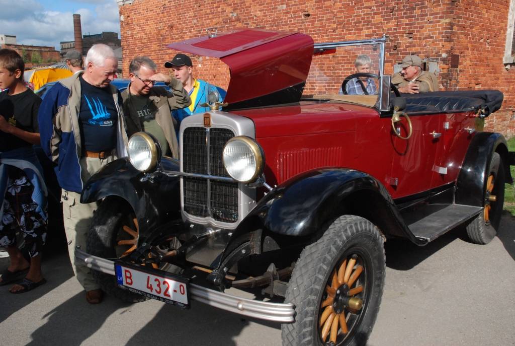 Policijas goda eskorta vadīti sestdien pār Tramvaja tiltu Vecliepājā iebrauca XII starptautiskā seno spēkratu salidojuma “Retro Liepāja 2009” dalībnieki. Promenādē pie Loču torņa parādi pieņēma tās organizators Alberts Altens.
Notika auto...
Autors: Sarmīte Štrausa