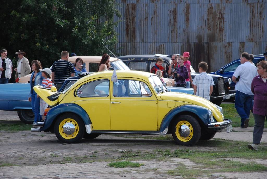 Policijas goda eskorta vadīti sestdien pār Tramvaja tiltu Vecliepājā iebrauca XII starptautiskā seno spēkratu salidojuma “Retro Liepāja 2009” dalībnieki. Promenādē pie Loču torņa parādi pieņēma tās organizators Alberts Altens.
Notika auto...
Autors: Sarmīte Štrausa