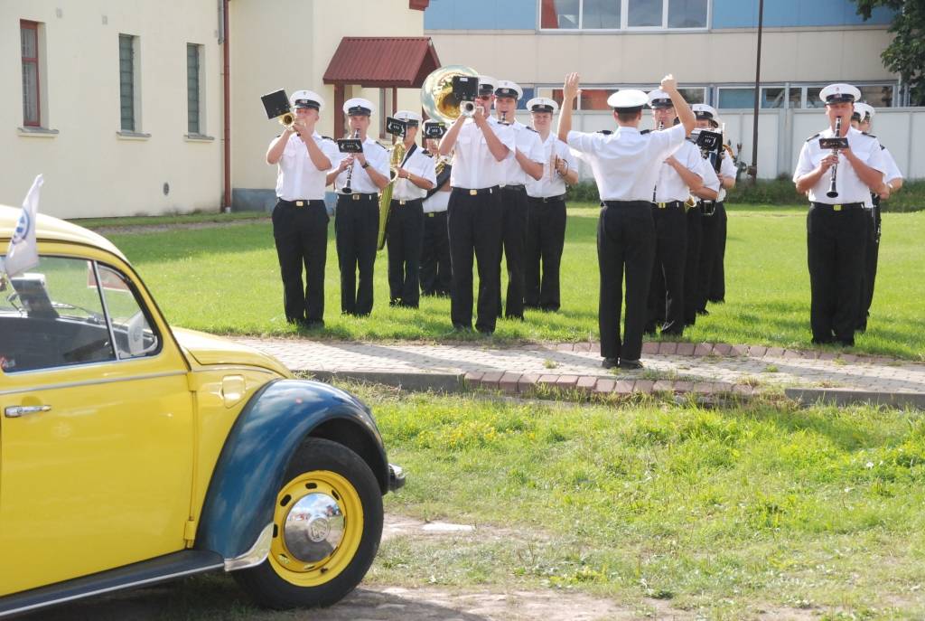 Policijas goda eskorta vadīti sestdien pār Tramvaja tiltu Vecliepājā iebrauca XII starptautiskā seno spēkratu salidojuma “Retro Liepāja 2009” dalībnieki. Promenādē pie Loču torņa parādi pieņēma tās organizators Alberts Altens.
Notika auto...
Autors: Sarmīte Štrausa