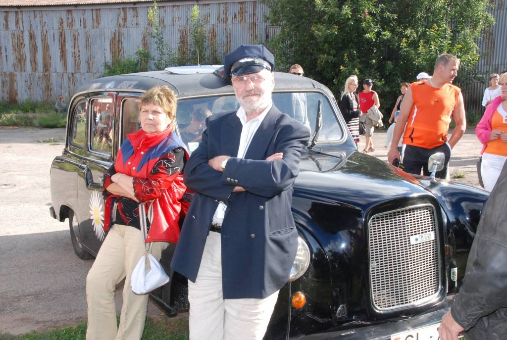 Policijas goda eskorta vadīti sestdien pār Tramvaja tiltu Vecliepājā iebrauca XII starptautiskā seno spēkratu salidojuma “Retro Liepāja 2009” dalībnieki. Promenādē pie Loču torņa parādi pieņēma tās organizators Alberts Altens.
Notika auto...
Autors: Sarmīte Štrausa