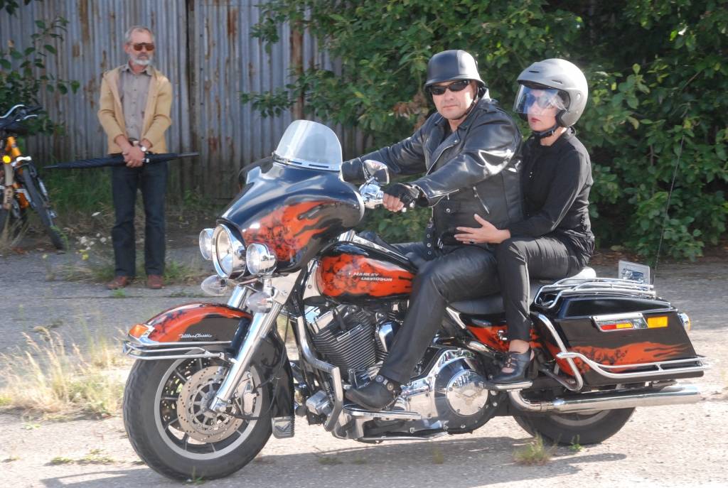 Policijas goda eskorta vadīti sestdien pār Tramvaja tiltu Vecliepājā iebrauca XII starptautiskā seno spēkratu salidojuma “Retro Liepāja 2009” dalībnieki. Promenādē pie Loču torņa parādi pieņēma tās organizators Alberts Altens.
Notika auto...
Autors: Sarmīte Štrausa