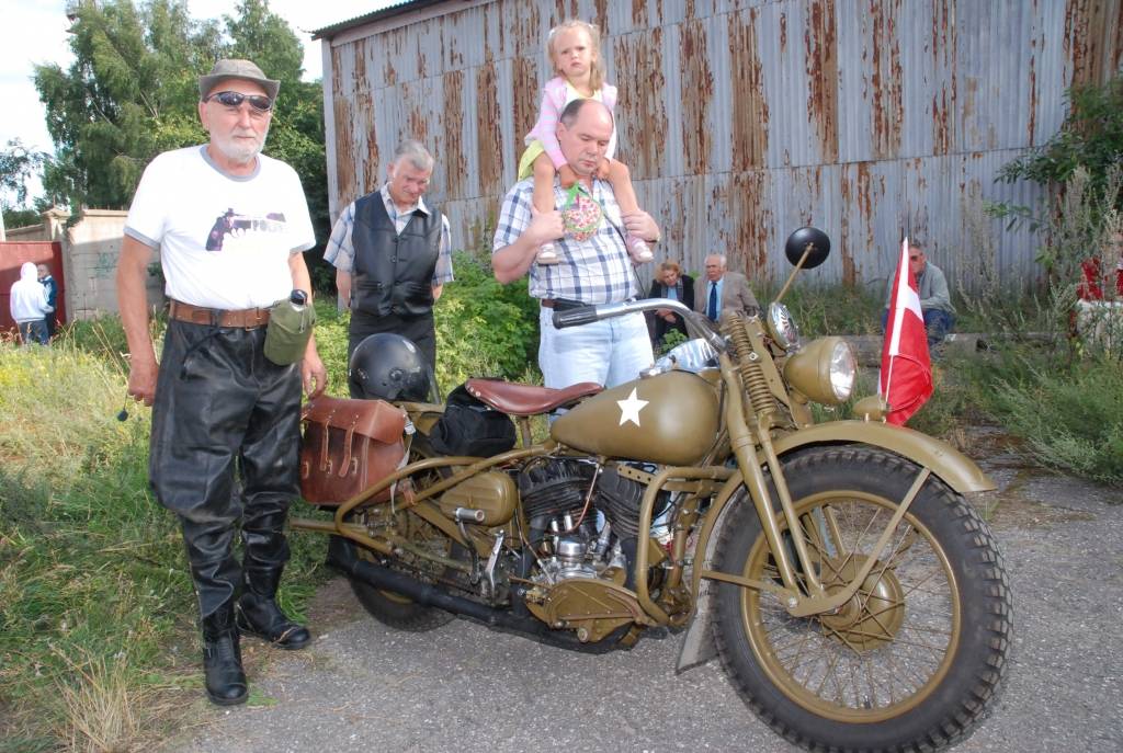 Policijas goda eskorta vadīti sestdien pār Tramvaja tiltu Vecliepājā iebrauca XII starptautiskā seno spēkratu salidojuma “Retro Liepāja 2009” dalībnieki. Promenādē pie Loču torņa parādi pieņēma tās organizators Alberts Altens.
Notika auto...
Autors: Sarmīte Štrausa