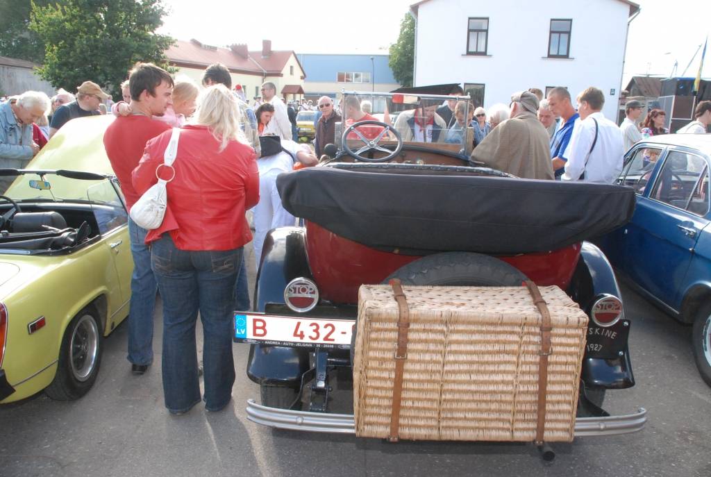 Policijas goda eskorta vadīti sestdien pār Tramvaja tiltu Vecliepājā iebrauca XII starptautiskā seno spēkratu salidojuma “Retro Liepāja 2009” dalībnieki. Promenādē pie Loču torņa parādi pieņēma tās organizators Alberts Altens.
Notika auto...
Autors: Sarmīte Štrausa