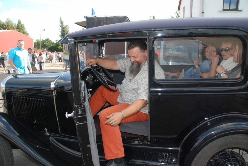 Policijas goda eskorta vadīti sestdien pār Tramvaja tiltu Vecliepājā iebrauca XII starptautiskā seno spēkratu salidojuma “Retro Liepāja 2009” dalībnieki. Promenādē pie Loču torņa parādi pieņēma tās organizators Alberts Altens.
Notika auto...
Autors: Sarmīte Štrausa