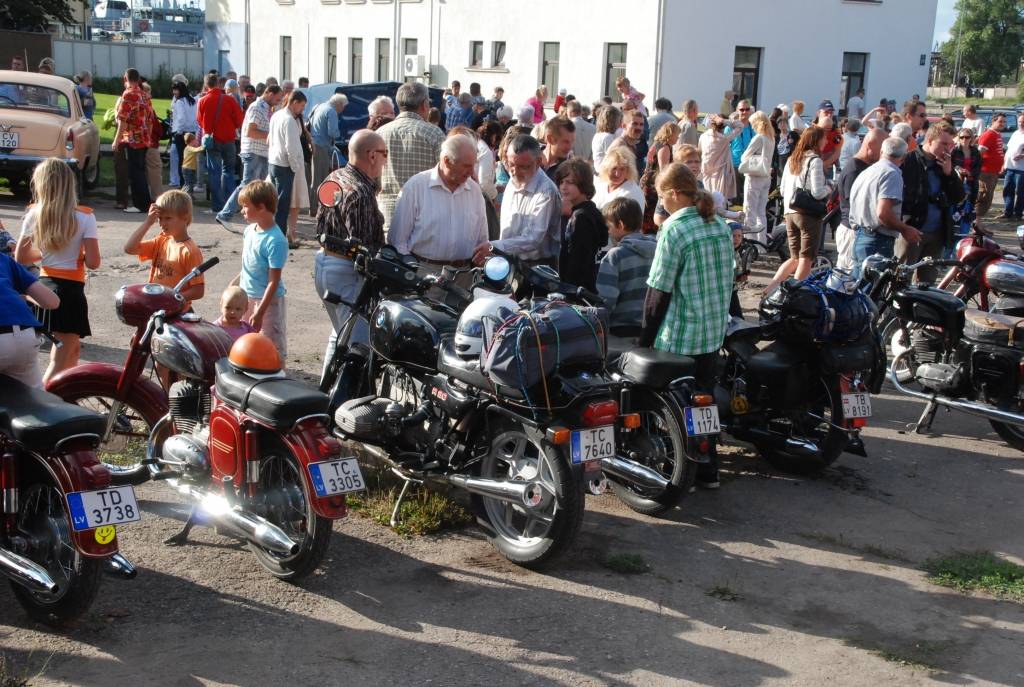 Policijas goda eskorta vadīti sestdien pār Tramvaja tiltu Vecliepājā iebrauca XII starptautiskā seno spēkratu salidojuma “Retro Liepāja 2009” dalībnieki. Promenādē pie Loču torņa parādi pieņēma tās organizators Alberts Altens.
Notika auto...
Autors: Sarmīte Štrausa