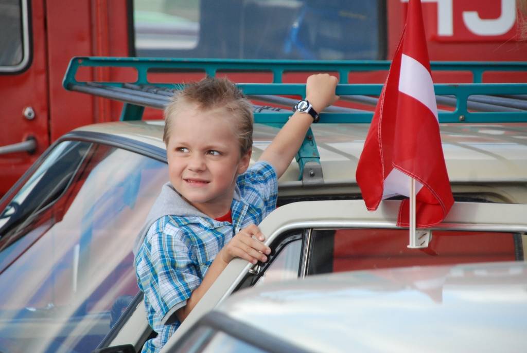 Policijas goda eskorta vadīti sestdien pār Tramvaja tiltu Vecliepājā iebrauca XII starptautiskā seno spēkratu salidojuma “Retro Liepāja 2009” dalībnieki. Promenādē pie Loču torņa parādi pieņēma tās organizators Alberts Altens.
Notika auto...
Autors: Sarmīte Štrausa
