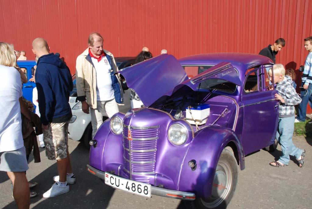 Policijas goda eskorta vadīti sestdien pār Tramvaja tiltu Vecliepājā iebrauca XII starptautiskā seno spēkratu salidojuma “Retro Liepāja 2009” dalībnieki. Promenādē pie Loču torņa parādi pieņēma tās organizators Alberts Altens.
Notika auto...
Autors: Sarmīte Štrausa