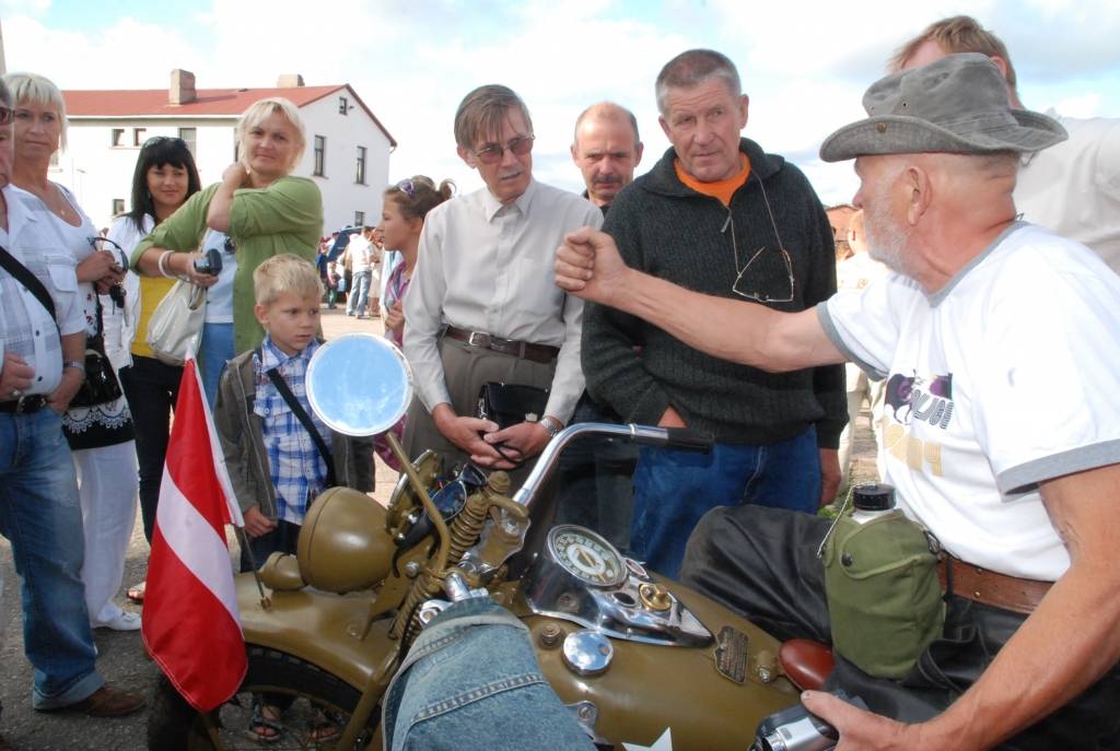 Policijas goda eskorta vadīti sestdien pār Tramvaja tiltu Vecliepājā iebrauca XII starptautiskā seno spēkratu salidojuma “Retro Liepāja 2009” dalībnieki. Promenādē pie Loču torņa parādi pieņēma tās organizators Alberts Altens.
Notika auto...
Autors: Sarmīte Štrausa