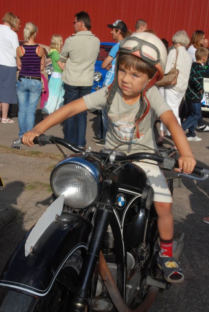 Policijas goda eskorta vadīti sestdien pār Tramvaja tiltu Vecliepājā iebrauca XII starptautiskā seno spēkratu salidojuma “Retro Liepāja 2009” dalībnieki. Promenādē pie Loču torņa parādi pieņēma tās organizators Alberts Altens.
Notika auto...
Autors: Sarmīte Štrausa