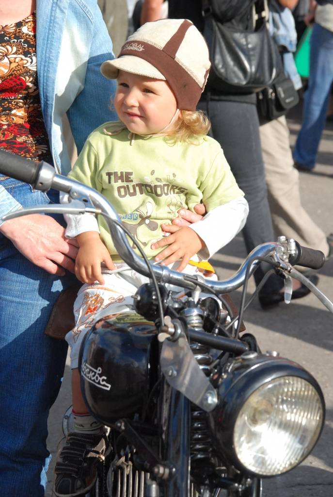 Policijas goda eskorta vadīti sestdien pār Tramvaja tiltu Vecliepājā iebrauca XII starptautiskā seno spēkratu salidojuma “Retro Liepāja 2009” dalībnieki. Promenādē pie Loču torņa parādi pieņēma tās organizators Alberts Altens.
Notika auto...
Autors: Sarmīte Štrausa