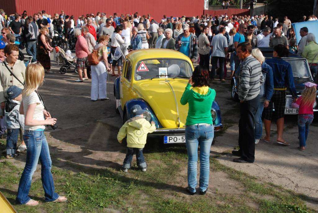 Policijas goda eskorta vadīti sestdien pār Tramvaja tiltu Vecliepājā iebrauca XII starptautiskā seno spēkratu salidojuma “Retro Liepāja 2009” dalībnieki. Promenādē pie Loču torņa parādi pieņēma tās organizators Alberts Altens.
Notika auto...
Autors: Sarmīte Štrausa
