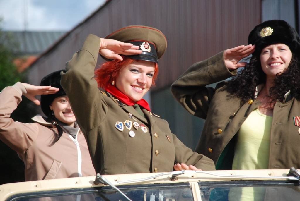 Policijas goda eskorta vadīti sestdien pār Tramvaja tiltu Vecliepājā iebrauca XII starptautiskā seno spēkratu salidojuma “Retro Liepāja 2009” dalībnieki. Promenādē pie Loču torņa parādi pieņēma tās organizators Alberts Altens.
Notika auto...
Autors: Sarmīte Štrausa